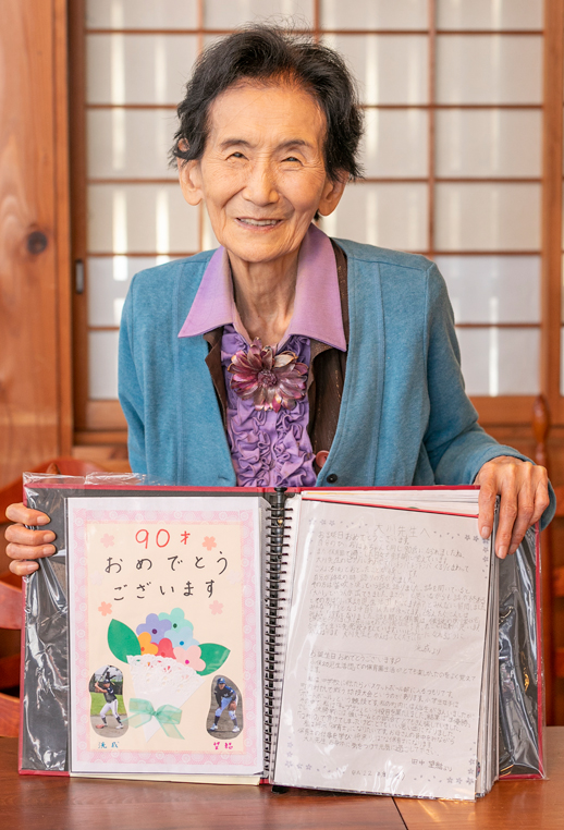 2年前、90才になった大川さんに、卒園生100人以上からメッセージが。「親子3代で通ってくださるかたも。成長した姿を見るのは感慨深いですね」（大川さん）（撮影／楠木聖子）