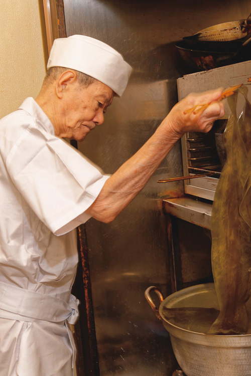 出汁を取る店主の中田さん