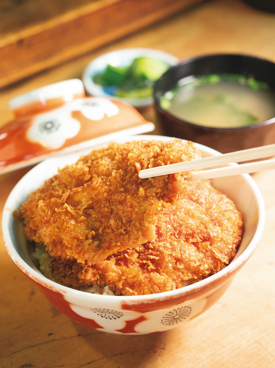 秩父の名物としてファンも多い「わらじかつ丼」