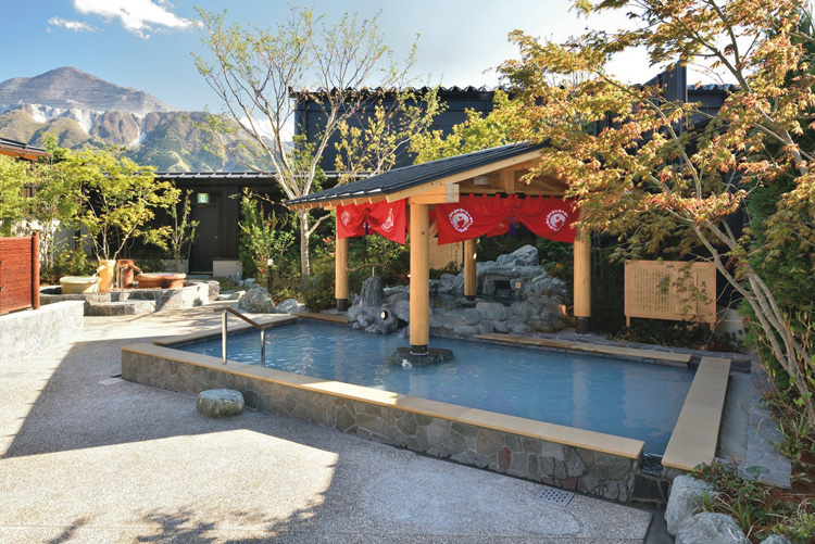 岩風呂が疲れを癒やす（写真提供／秩父駅前温泉祭の湯）