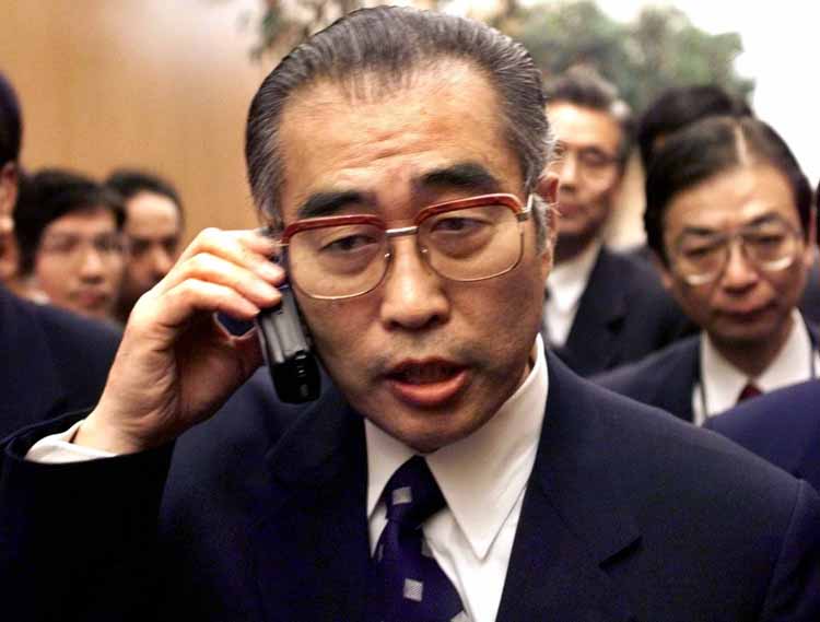 父親の小渕恵三氏は突然有名人らに電話をかける「ブッチホン」で知られた（AFLO）