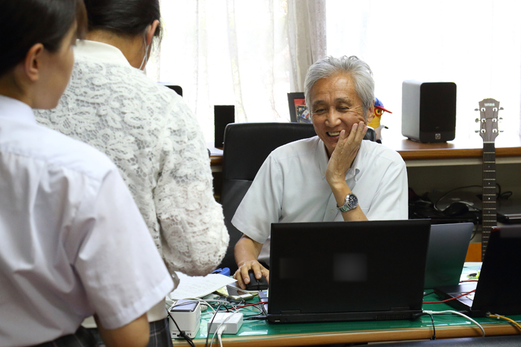 西郷さんを慕って、校長室にはいつもたくさんの生徒が訪れる。自分の悩み相談だけでなく、友人を気遣って話しに来る生徒の姿も見られた（撮影／浅野剛）