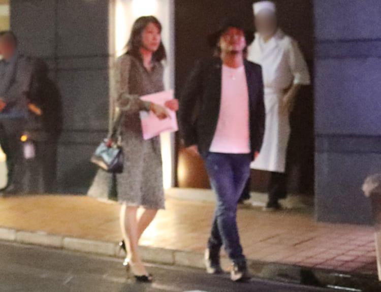 夜道を歩くふたり