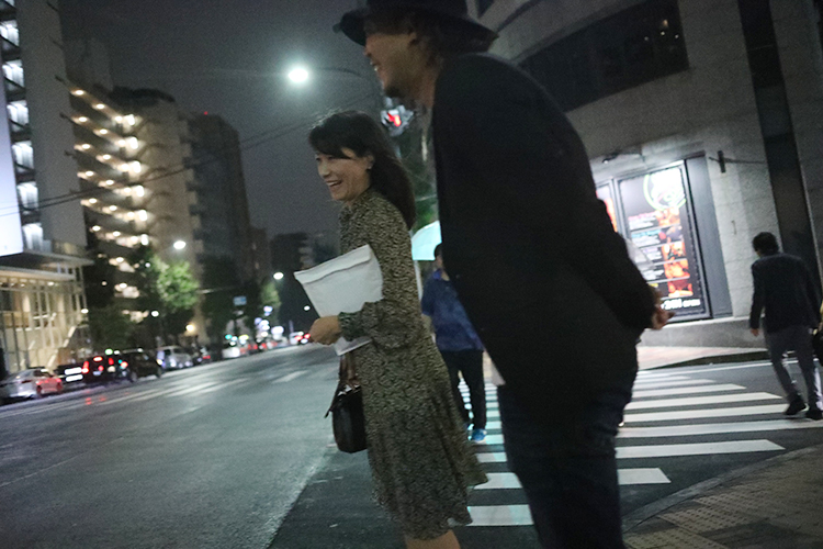 談笑しながら夜道を歩くふたり【その2】