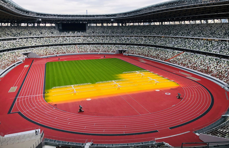 天然芝の養生のため、写真手前のフィールドの南側にライトを当てる（写真／JSC提供）