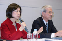 大塚家具の大塚久美子社長（左）とヤマダ電機の山田昇会長（時事通信フォト）