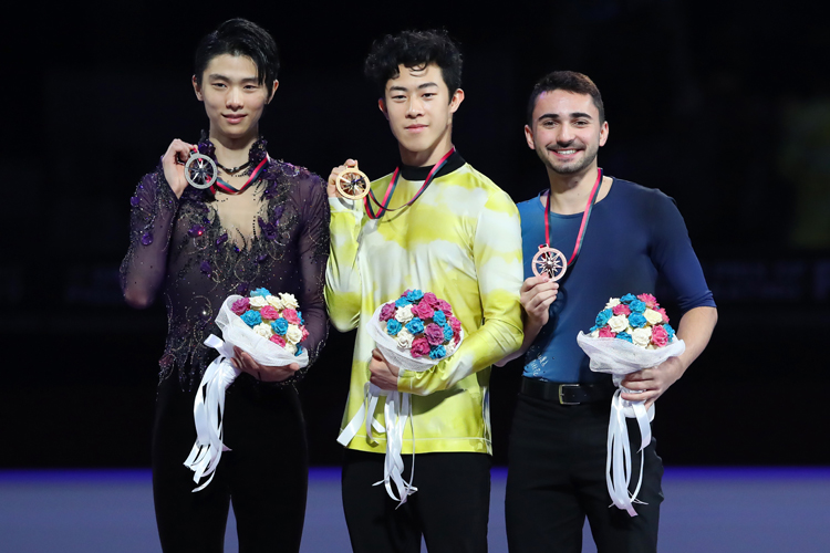 名門イェール大学の学生という一面も持つネイサン・チェン選手（中央）写真／アフロ