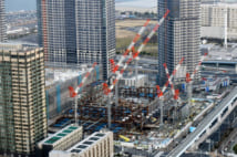 高層ビルやマンションの建設が進む有明(2019年2月時点・時事通信フォト/朝日航洋)