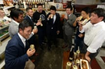 「笑いながら楽しく飲もう」の店のルール通り、ご機嫌な常連客のダジャレに初めての客も笑う