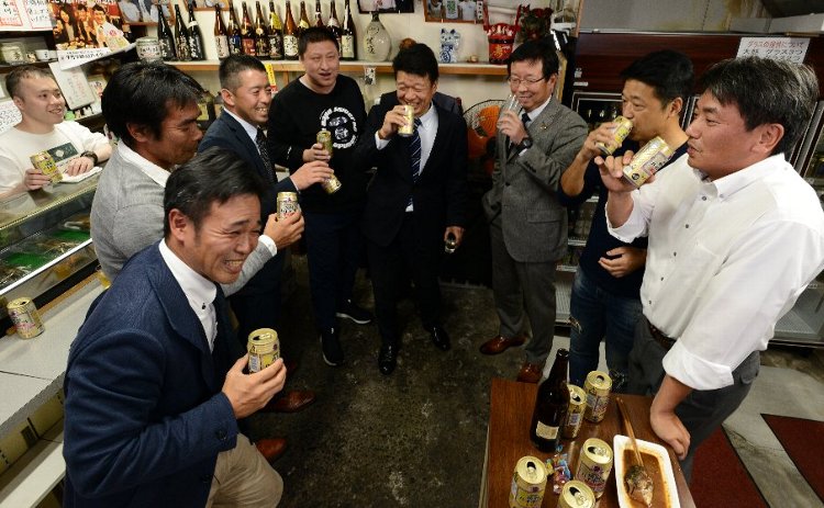 「笑いながら楽しく飲もう」の店のルール通り、ご機嫌な常連客のダジャレに初めての客も笑う