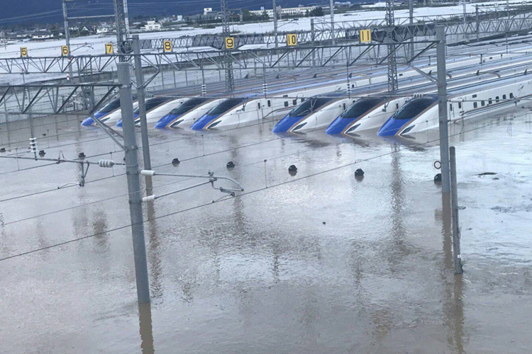 台風19号の影響で浸水し運休に追い込まれた北陸新幹線