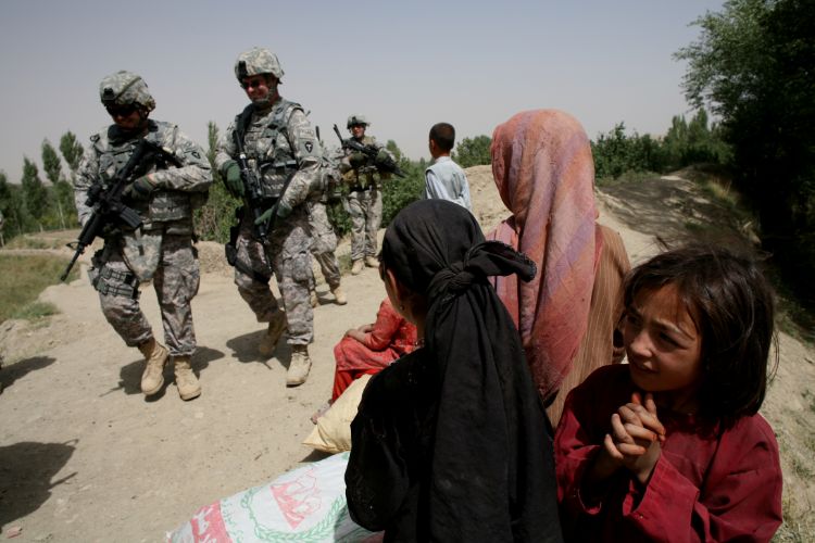 アフガン東部をパトロールする米軍部隊。現在は駐留米軍の規模縮小により、タリバンやISらが勢力を増し治安は悪化するばかりだ（2008年、横田徹撮影）