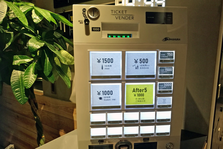 券売機で利用チケットを購入できる時間制会議スペースも（BUSO AGORA）