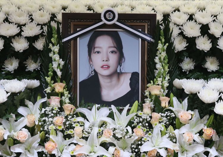 ク・ハラの死を悼みソウル市内の病院に設けられた祭壇（AFP=時事）