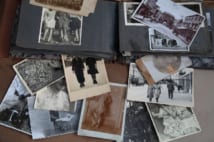 古い思い出の写真が元気の源となることも(写真/アフロ)