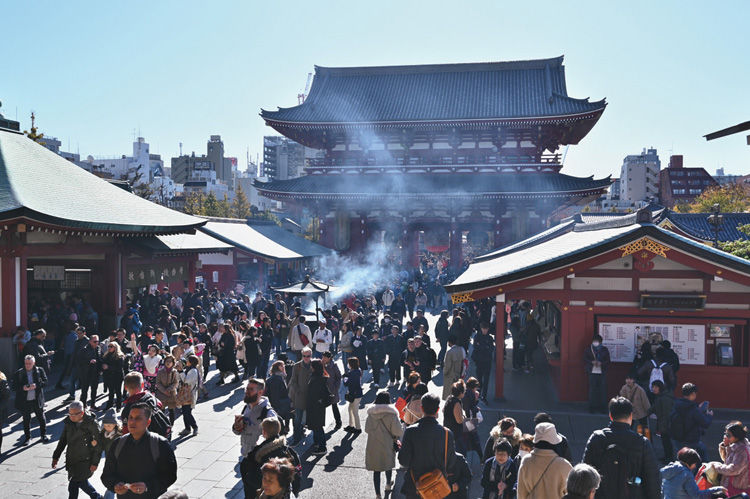 年中、参拝客でにぎわうのは浅草寺
