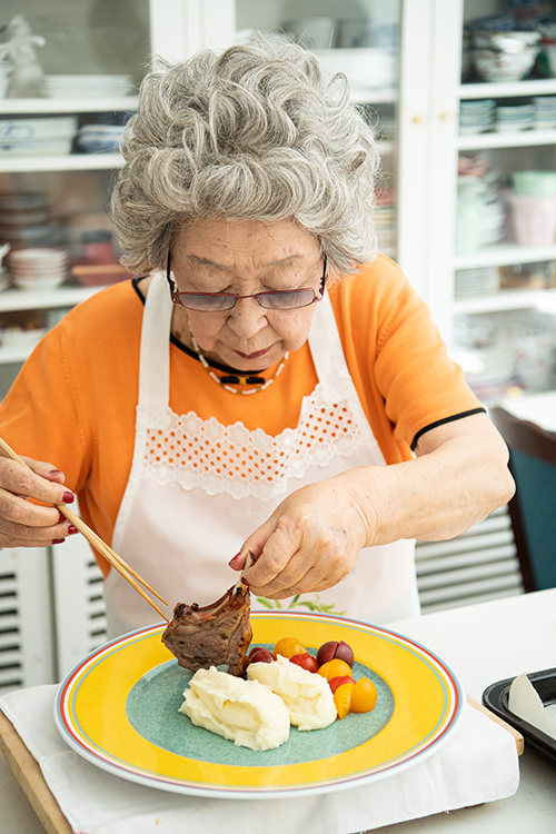 ばあばは「ラム肉は冷めると硬くなりますから、熱々を召し上がってね」と