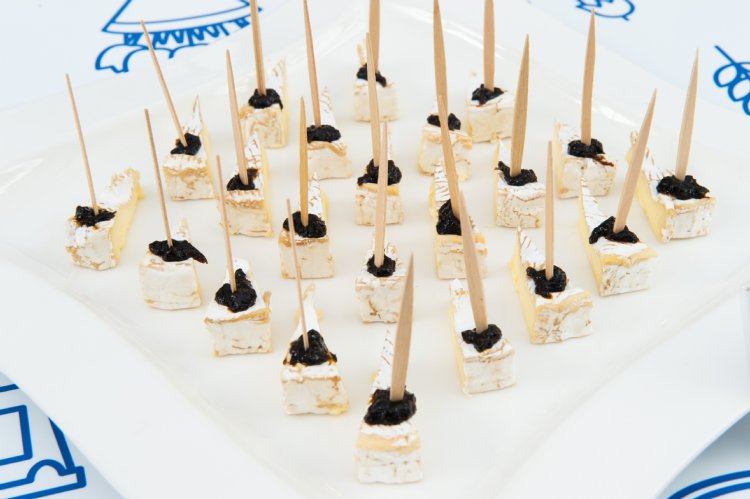 フランスのチーズと海苔の佃煮