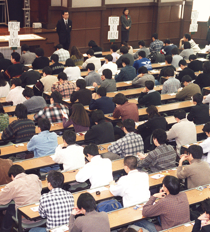 試験開始を待つ受験生たち(写真/共同通信社)