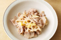 鶏がらスープの素で作るやみつきトマトと豚バラれんこん炒め(撮影/菅井淳子)