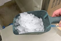 スーパー無料サービスの氷を14kg持ち帰った男が逮捕された本当の理由