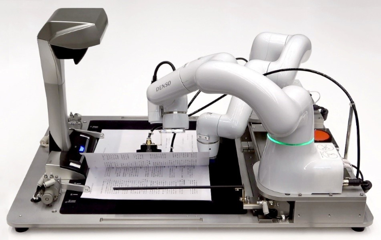 デンソーウェーブが開発した人協働ロボット「COBOTTA」が書類に捺印し、書面を電子化する一連の業務を自動化