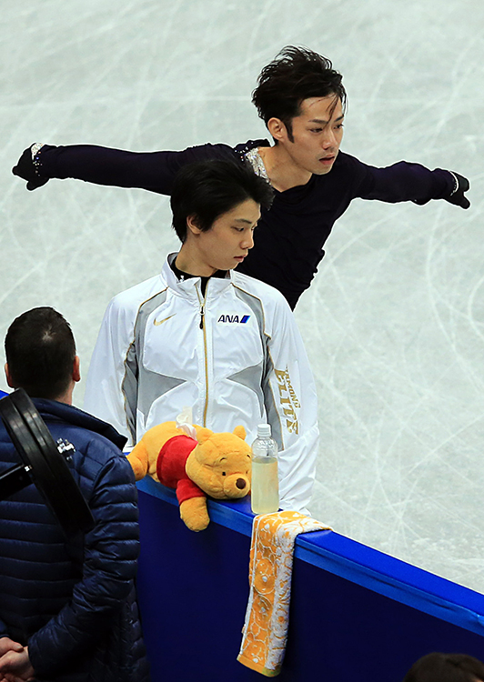 2013年の全日本選手権。試合前の練習で、滑走する高橋選手と羽生選手（写真／アフロ）