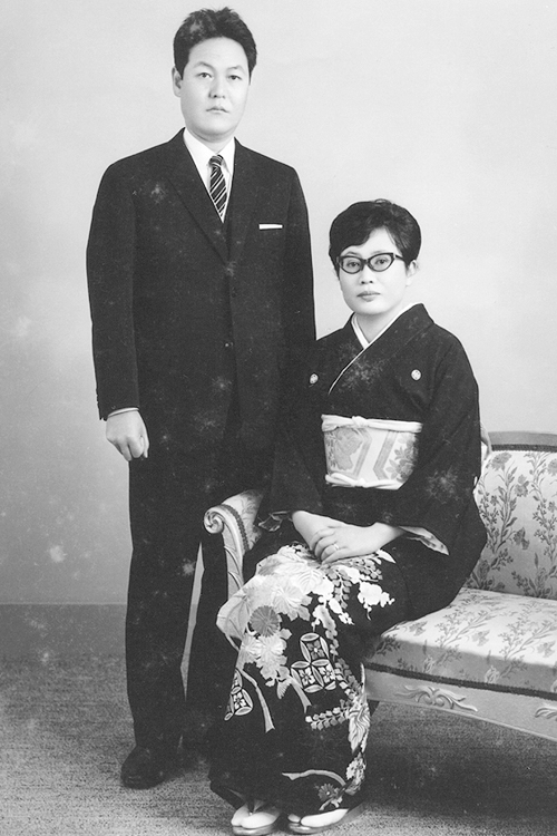 結婚は1966（昭和41）年。結婚式は挙げなかった。その直後、知人の仲人をした時の写真。（左は岩崎さん）（写真提供／大和書房）