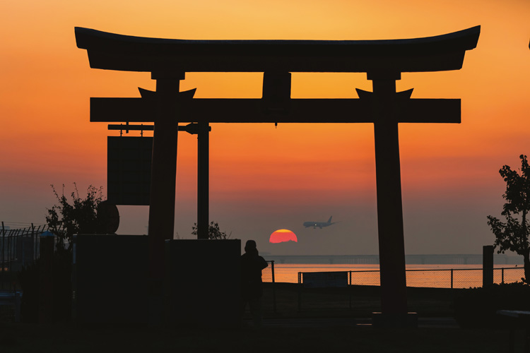 鳥居越しに日の出が望める（写真／芳岡淳）