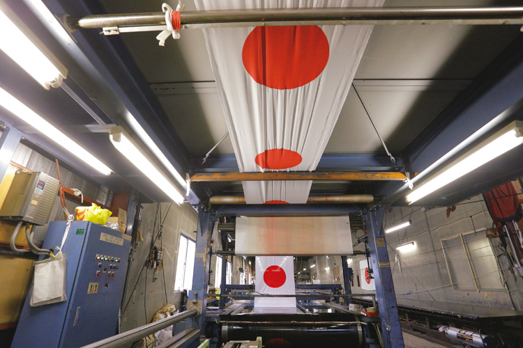 世界で最も作るのが難しい国旗 日の丸 製造現場に密着 Newsポストセブン