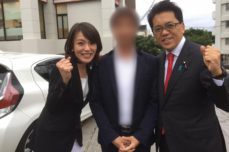 A氏のSNSに投稿された写真（A氏の右は宮崎氏）