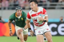 準々決勝・日本−南アフリカ。前半、突進する日本代表の福岡堅樹(右)=20日、東京スタジアム