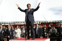 主催した「桜を見る会」であいさつする安倍晋三首相（時事通信フォト）