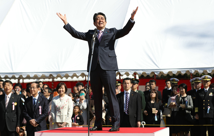 主催した「桜を見る会」であいさつする安倍晋三首相（時事通信フォト）