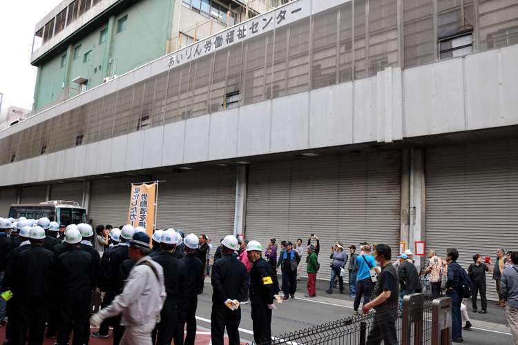 日雇い労働者が集まるあいりん地区（時事通信フォト）