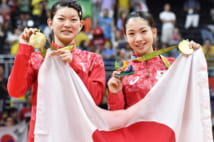 　リオ五輪バドミントン女子ダブルス金メダルの高橋礼華選手（左）と松友美佐紀選手（時事通信フォト）