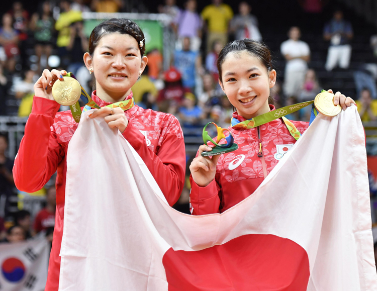 リオ五輪バドミントン女子ダブルス金メダルの高橋礼華選手（左）と松友美佐紀選手（時事通信フォト）