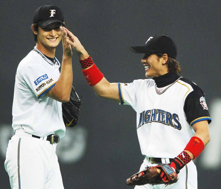 2006年、プロ野球パ・プレーオフで完投勝利したダルビッシュと決勝打を打った新庄剛志（時事通信フォト）