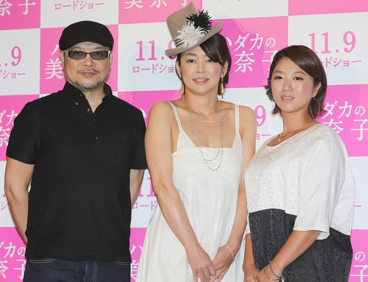 2013年に自伝『ハダカの美奈子』を原作とした映画の製作発表記者会見に出席した、元妻の美奈子（右、時事通信フォト）