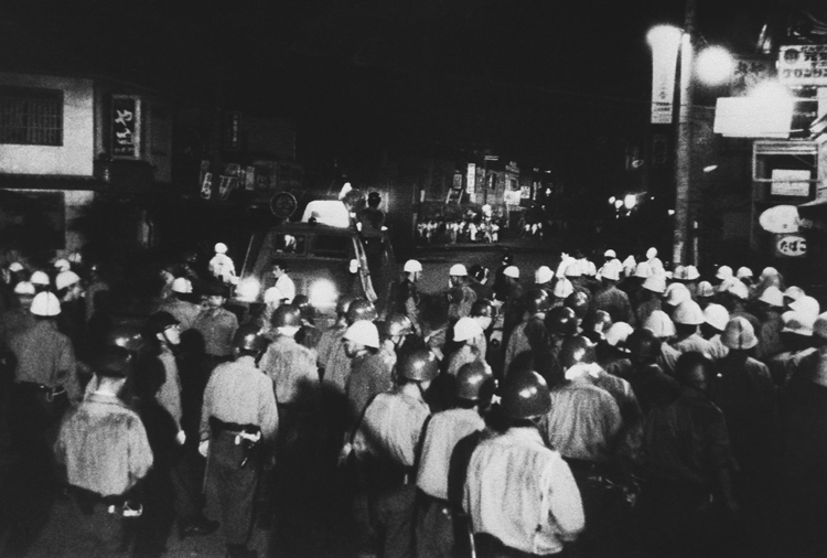 1961年の釜ヶ崎暴動の様子（時事通信フォト）