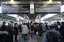 帰省客で混雑する東京駅(時事通信フォト)