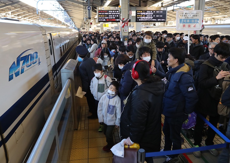 帰省する人たちで混雑するJR東京駅新幹線ホーム（時事通信フォト）