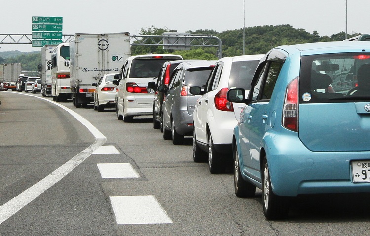 帰省ラッシュで渋滞する高速道路四日市東IC付近（時事通信フォト）