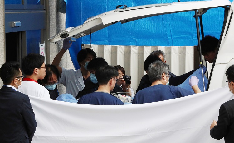 11月14日、青葉真司容疑者は京都市内の病院へ搬送された（時事通信フォト）