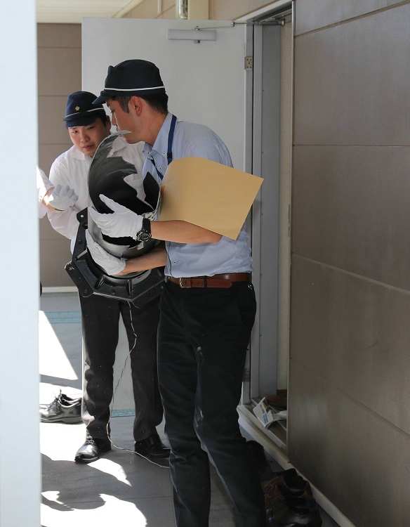 青葉真司容疑者宅からは大きな音響装置とみられる押収物が運び出された（時事通信フォト）