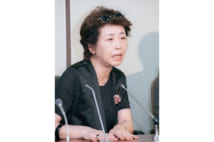 安倍首相夫妻に対し「楽しく仲良くおままごと」と高評価