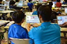 2020年必修化を見越して2016年に開催された小学生向けプログラミング教室（時事通信フォト）