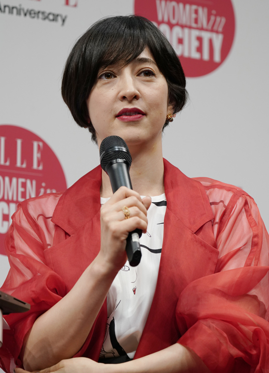 「滝クリ」はもうすぐママに（時事通信フォト）