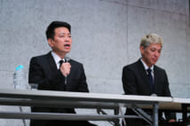 反社会的勢力の会合に出席して金銭を受け取った問題で、記者会見する宮迫博之さん（左）と田村亮さん＝２０日、東京都港区　