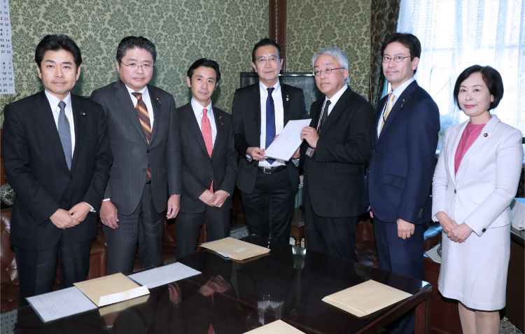 記述式試験中止法案を提出した野党の代表者ら（時事通信フォト）